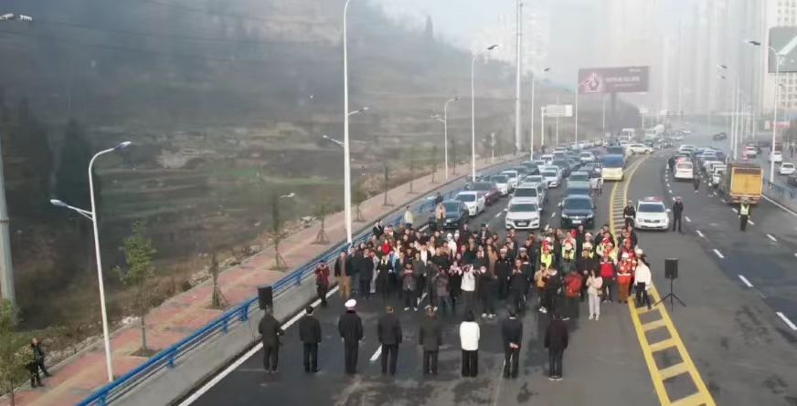 剛剛通車(chē)！5分鐘經(jīng)濟(jì)生活圈！六盤(pán)水鳳凰東路通車(chē)現(xiàn)場(chǎng)直擊！